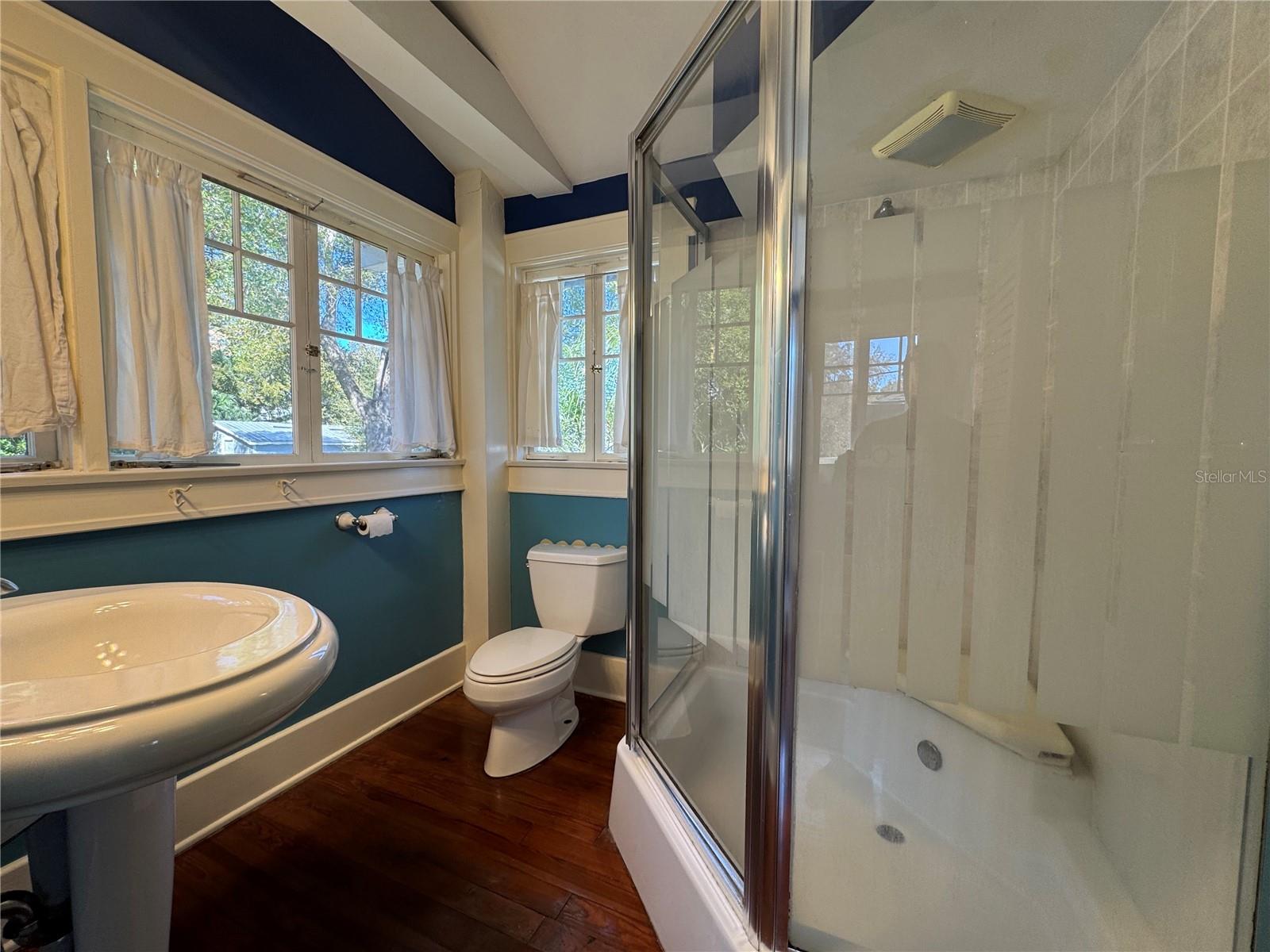 Image 40 of 47 For 120 Thornton Avenue