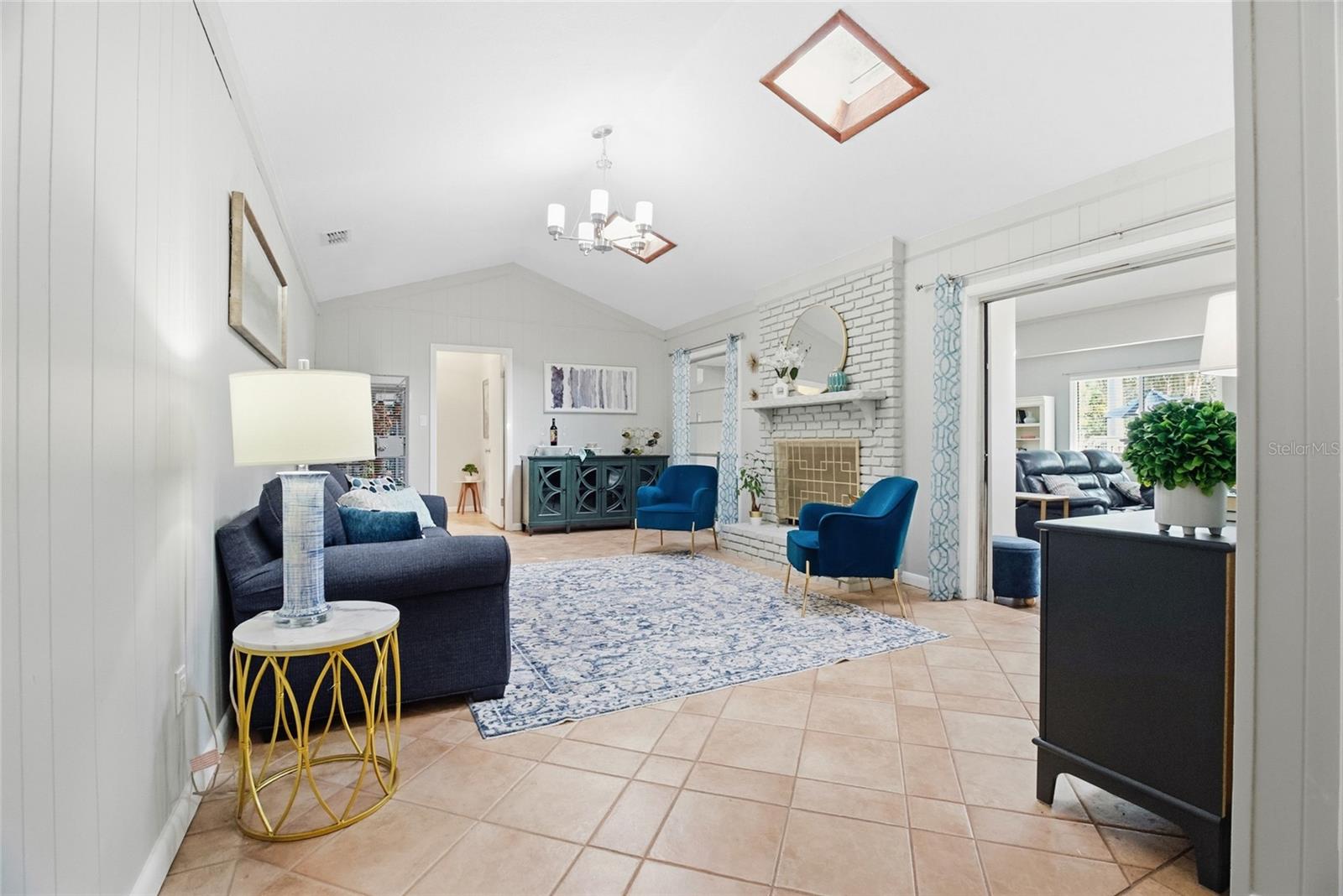 Image 13 of 43 For 223 Royal Oaks Circle