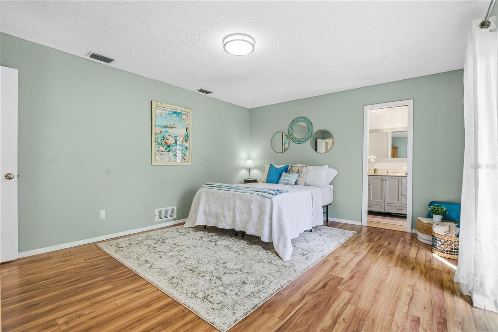 Image 16 of 43 For 223 Royal Oaks Circle