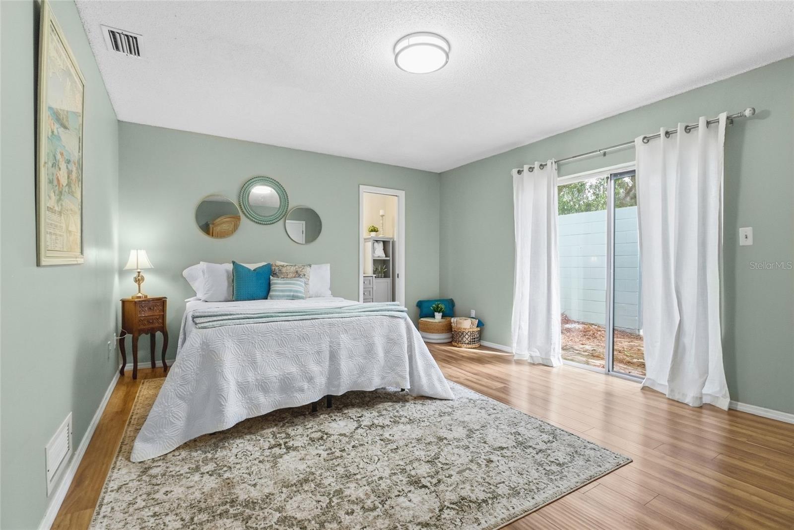 Image 17 of 43 For 223 Royal Oaks Circle