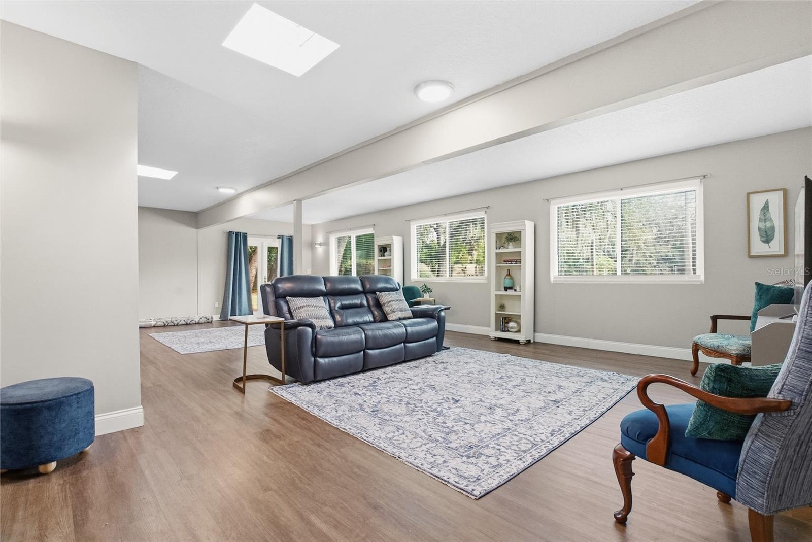 Image 23 of 43 For 223 Royal Oaks Circle