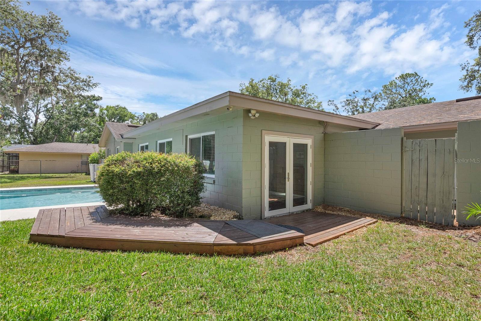 Image 30 of 43 For 223 Royal Oaks Circle