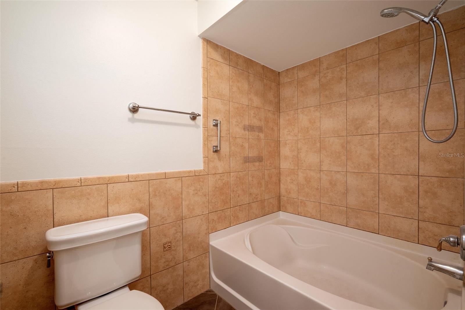 Image 18 of 51 For 3002 Clubview Drive