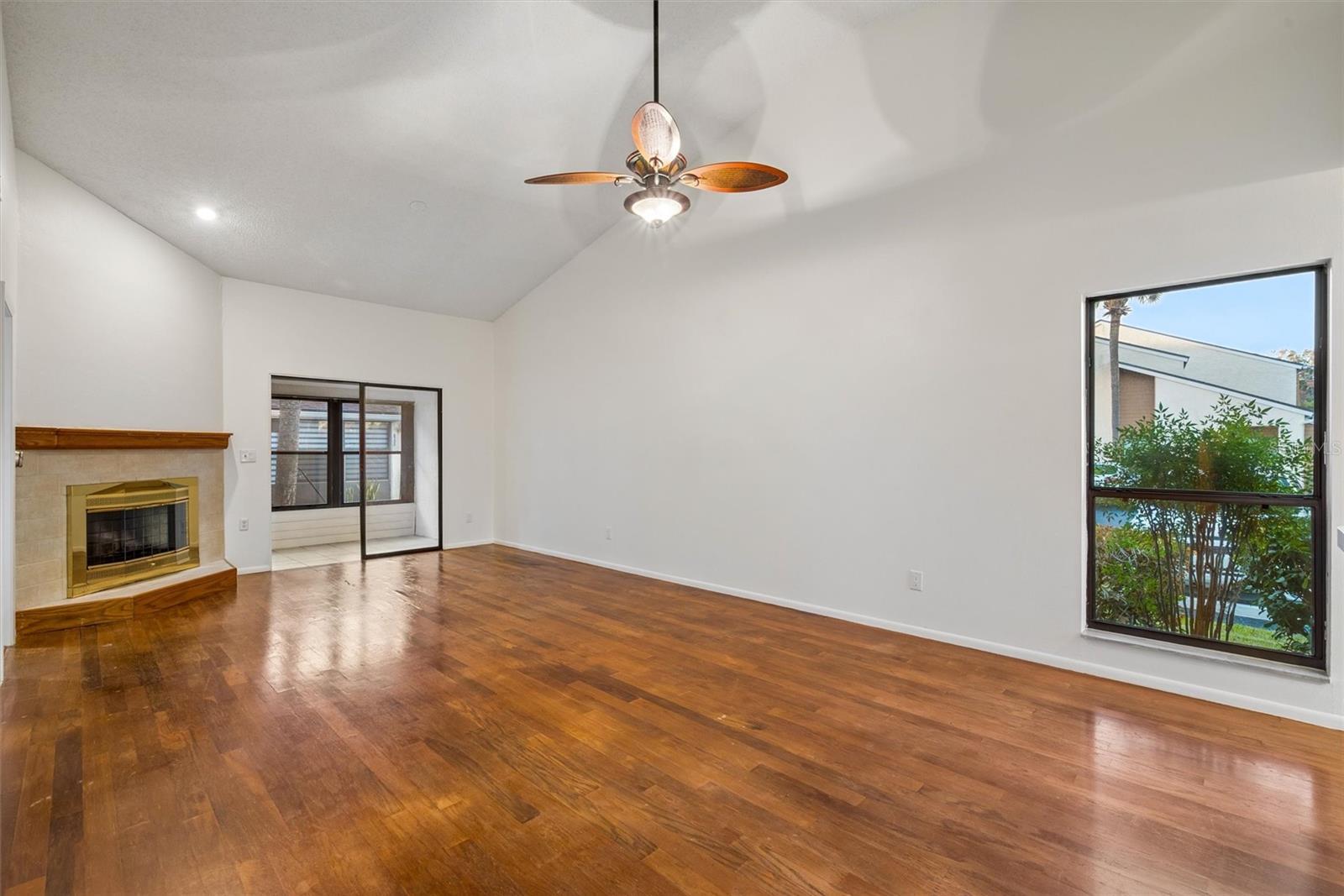 Image 19 of 51 For 3002 Clubview Drive