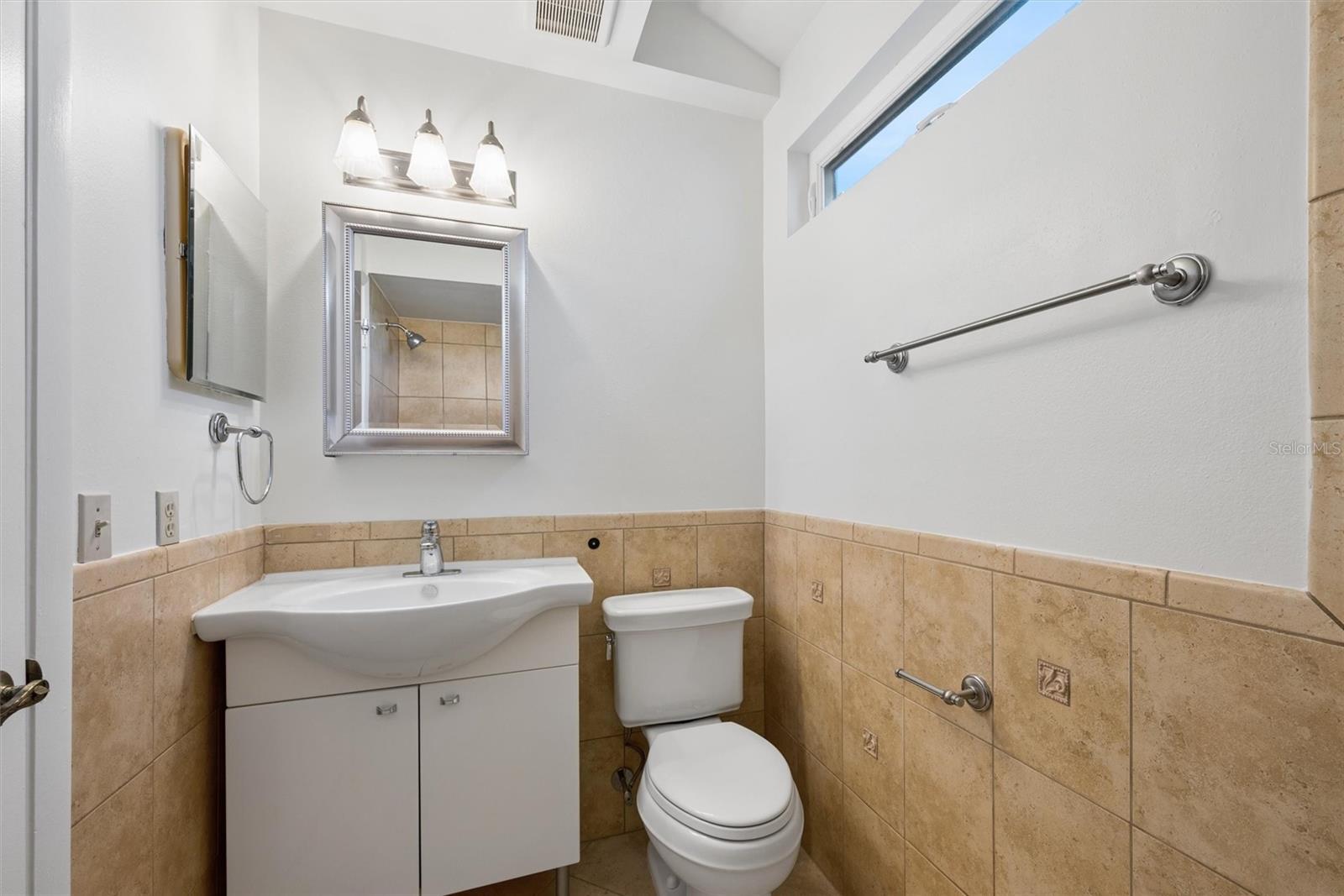 Image 34 of 51 For 3002 Clubview Drive