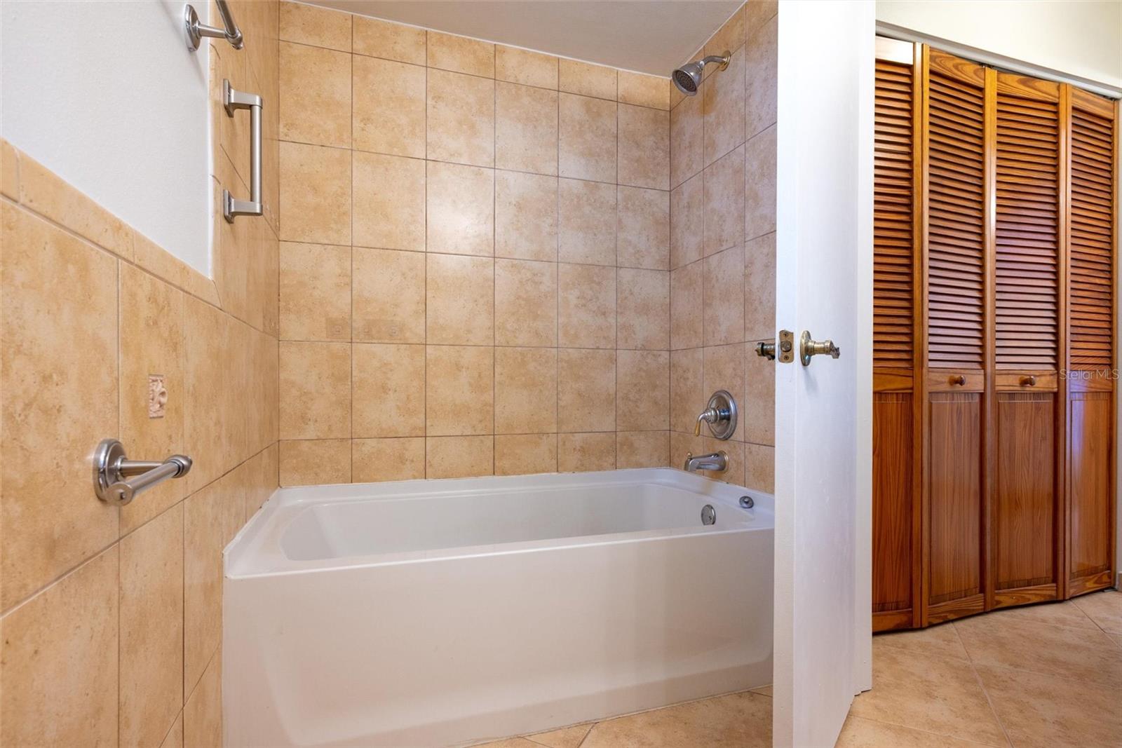 Image 35 of 51 For 3002 Clubview Drive