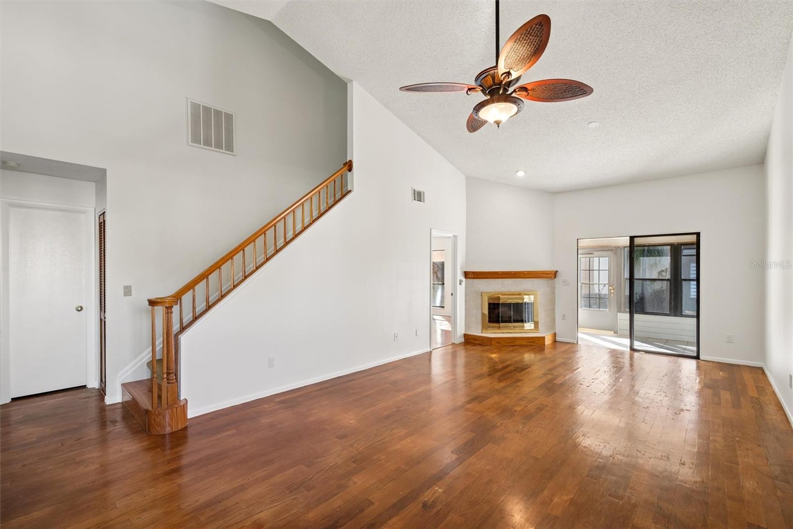 Image 5 of 51 For 3002 Clubview Drive