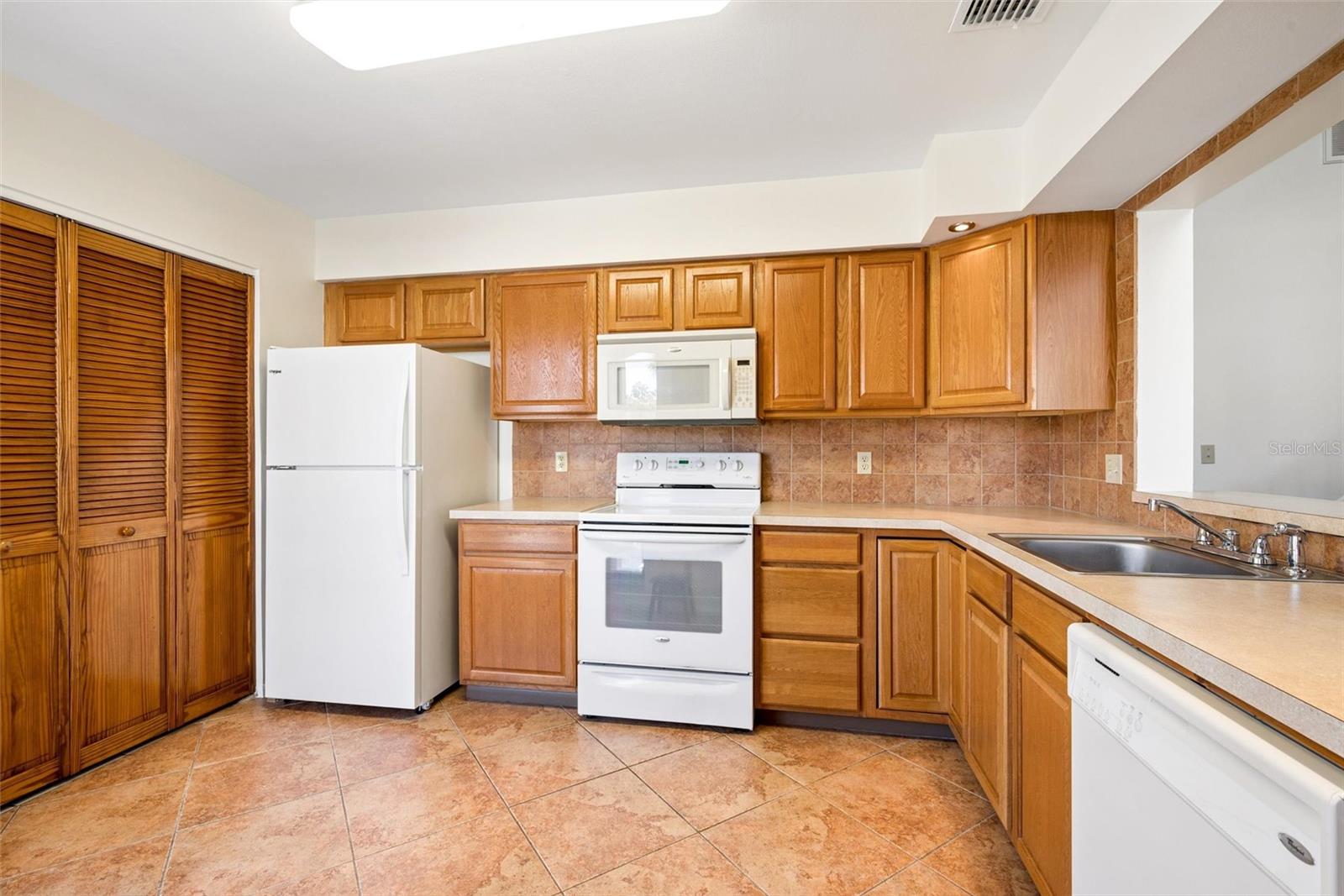 Image 8 of 51 For 3002 Clubview Drive