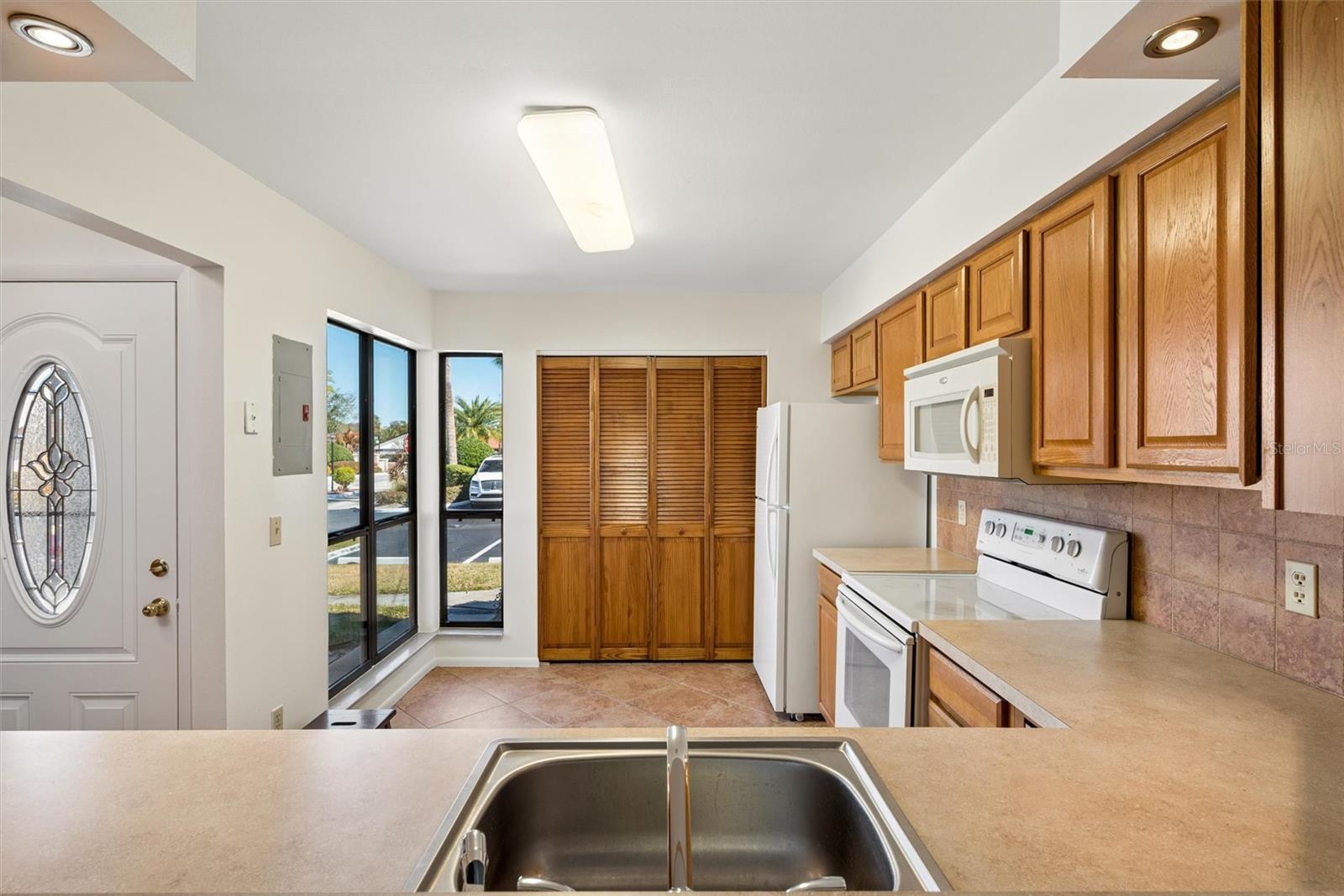 Image 9 of 51 For 3002 Clubview Drive