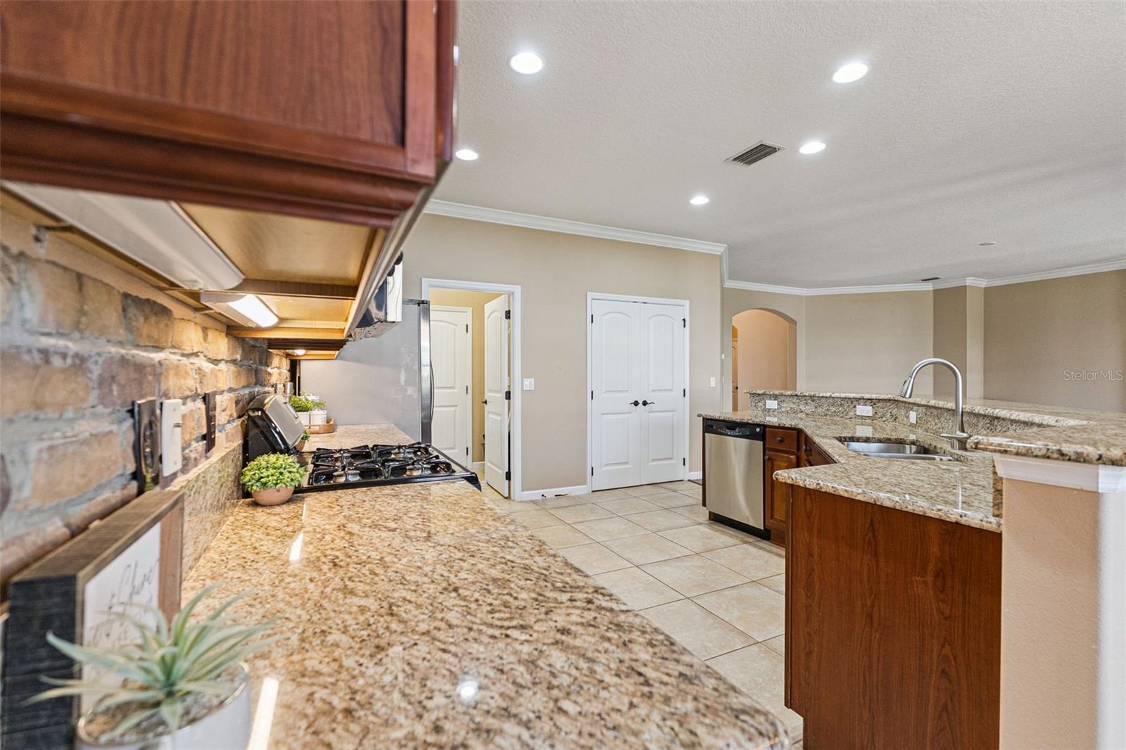 Image 16 of 56 For 1627 Victoria Gardens Drive