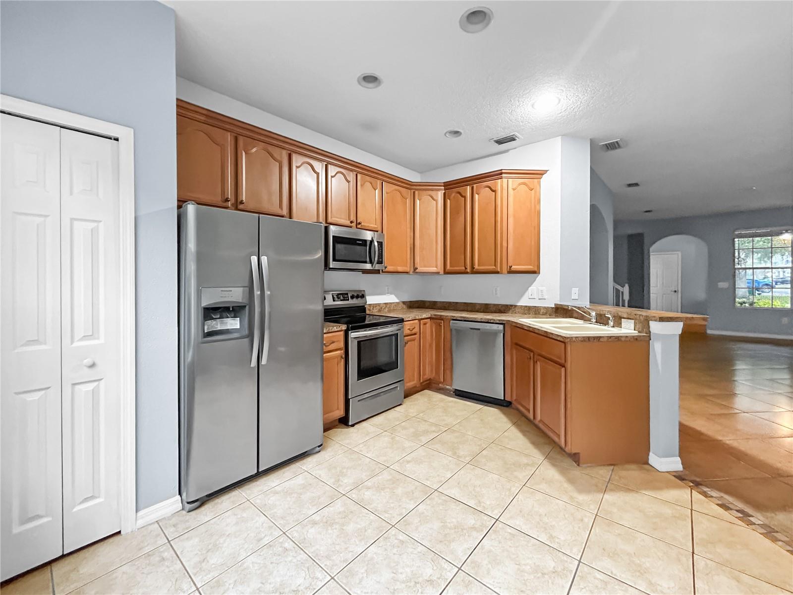 Image 4 of 33 For 2210 Park Crescent Drive