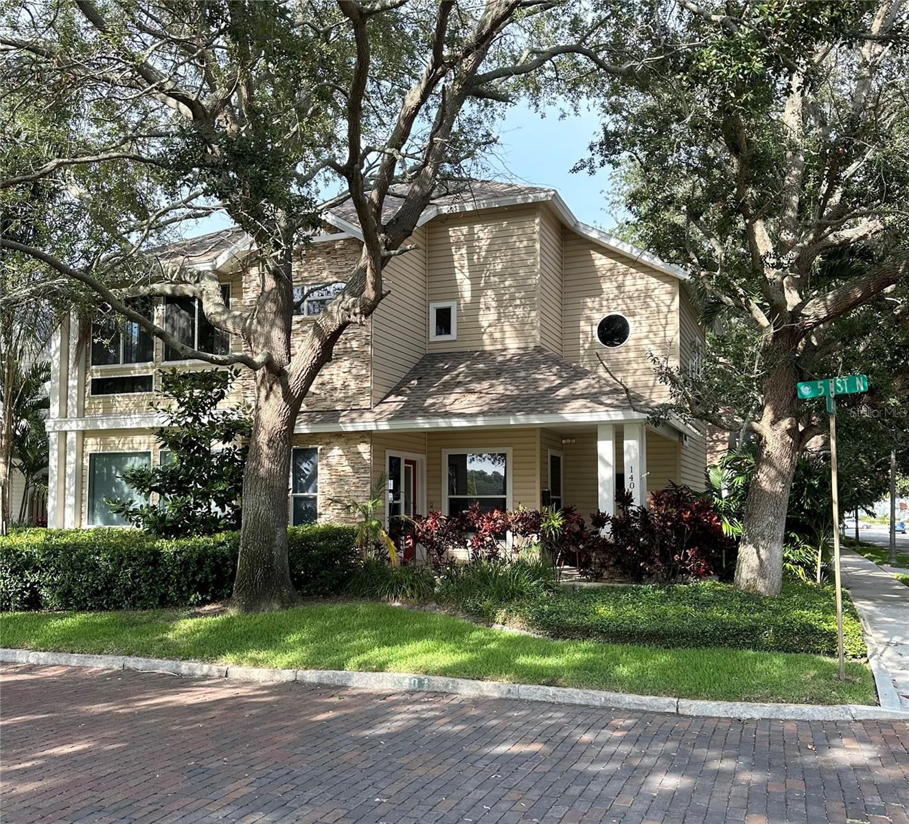 Listing photo id 0 for 1401 5th Street N