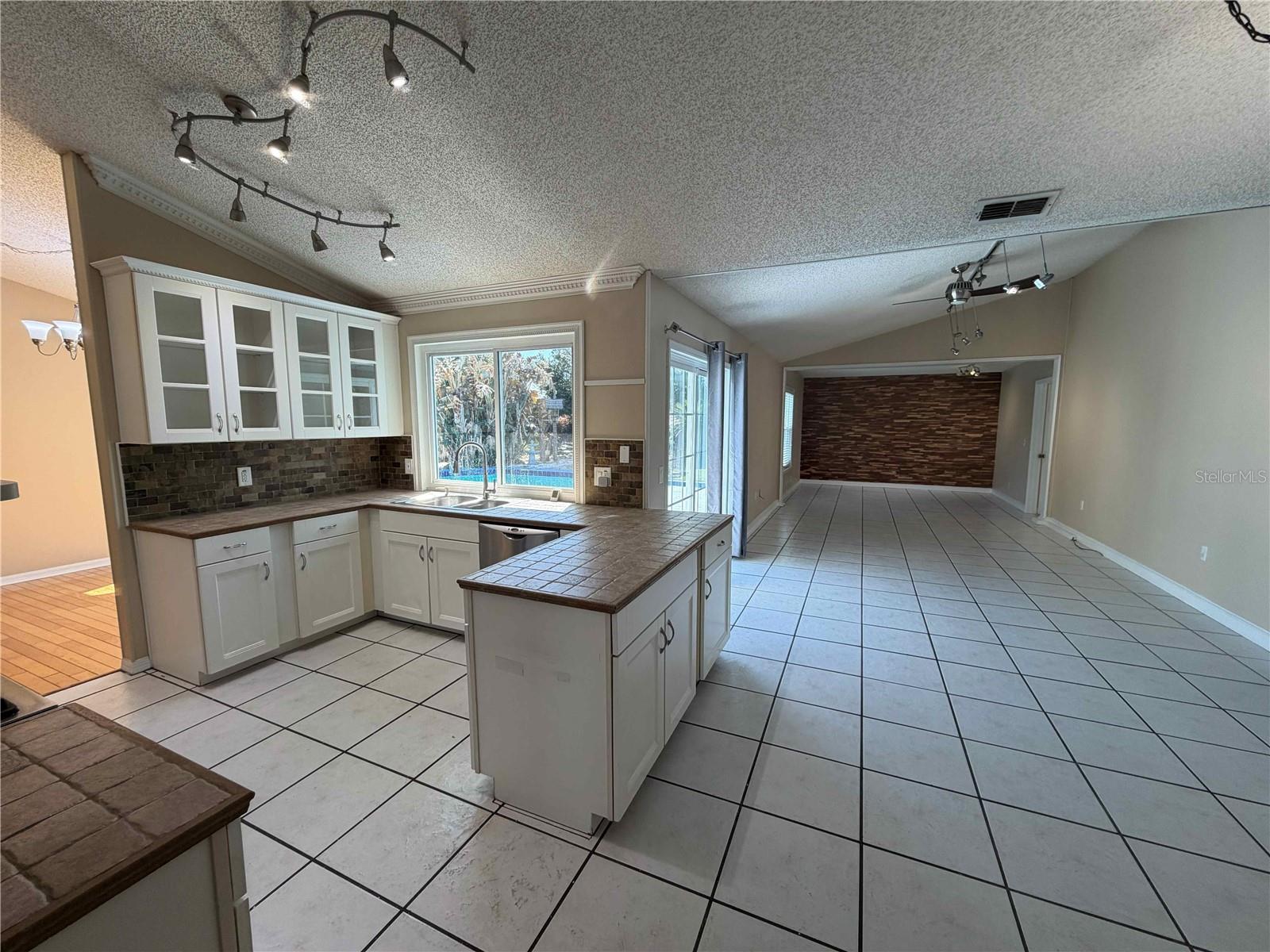 Image 6 of 31 For 1366 Valhalla Street