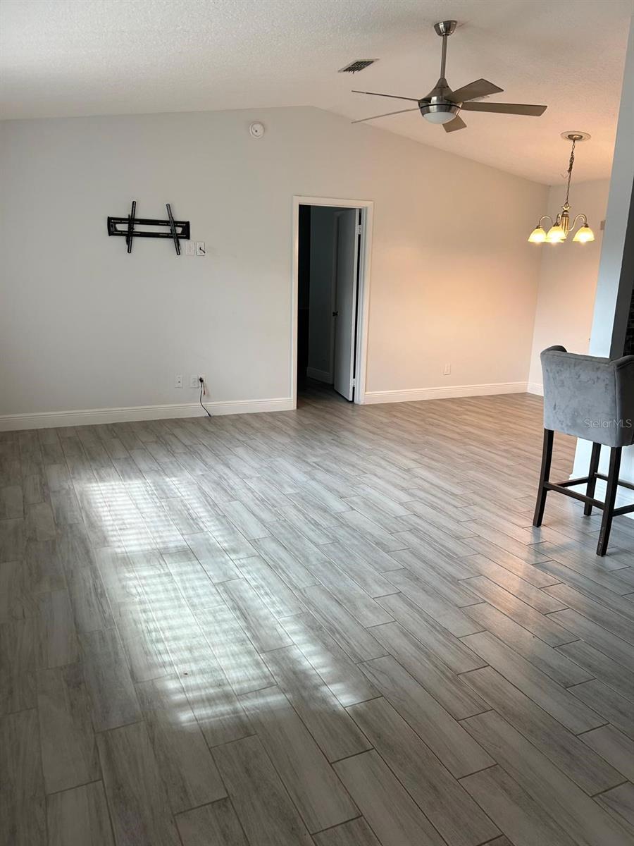 Image 4 of 20 For 9739 Poplarwood Court