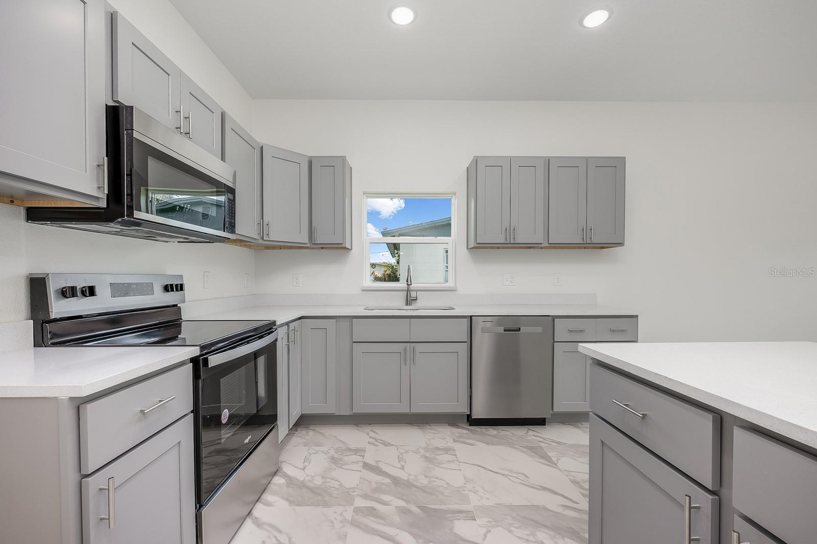 Image 4 of 23 For 1720 Deleon Avenue