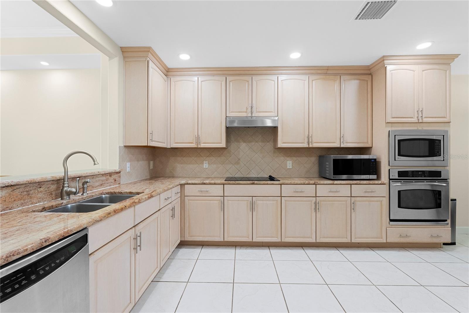 Image 14 of 31 For 8749 The Esplanade  16