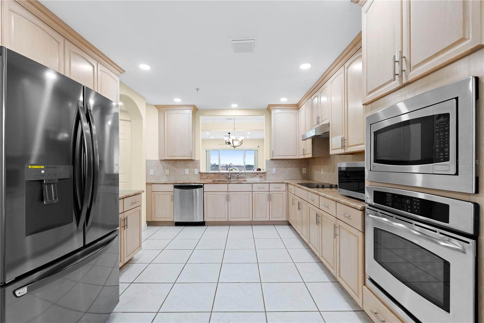 Image 18 of 31 For 8749 The Esplanade  16