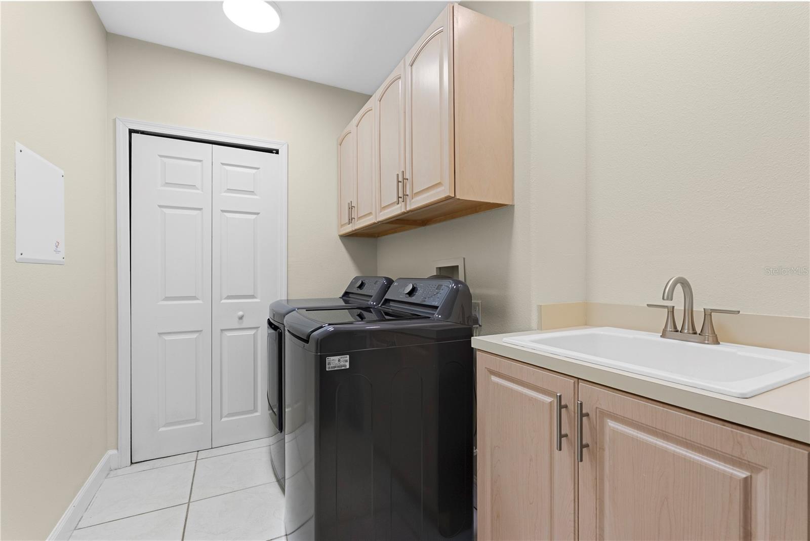 Image 24 of 31 For 8749 The Esplanade  16