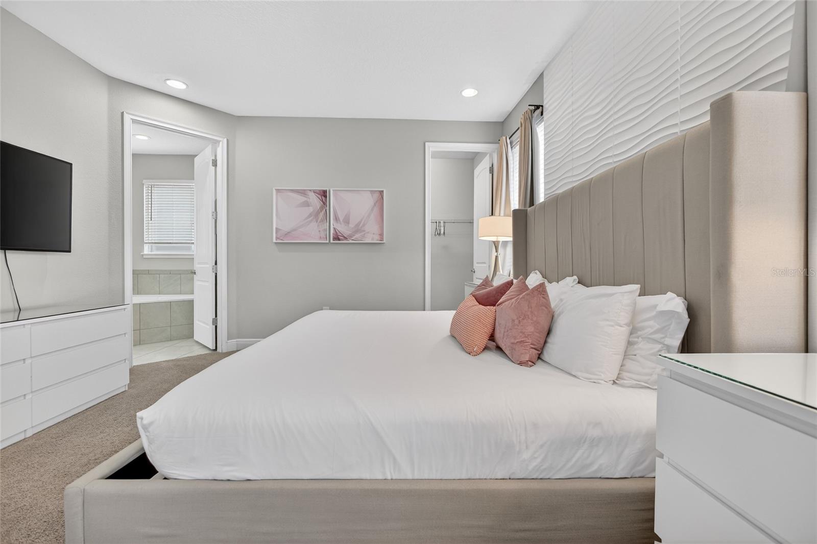 Image 14 of 98 For 7666 Fairfax Drive