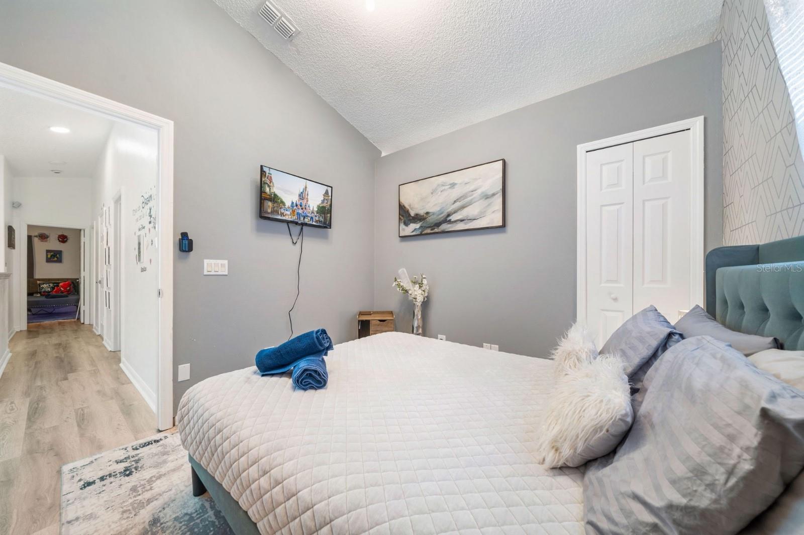 Image 18 of 53 For 137 Roma Way