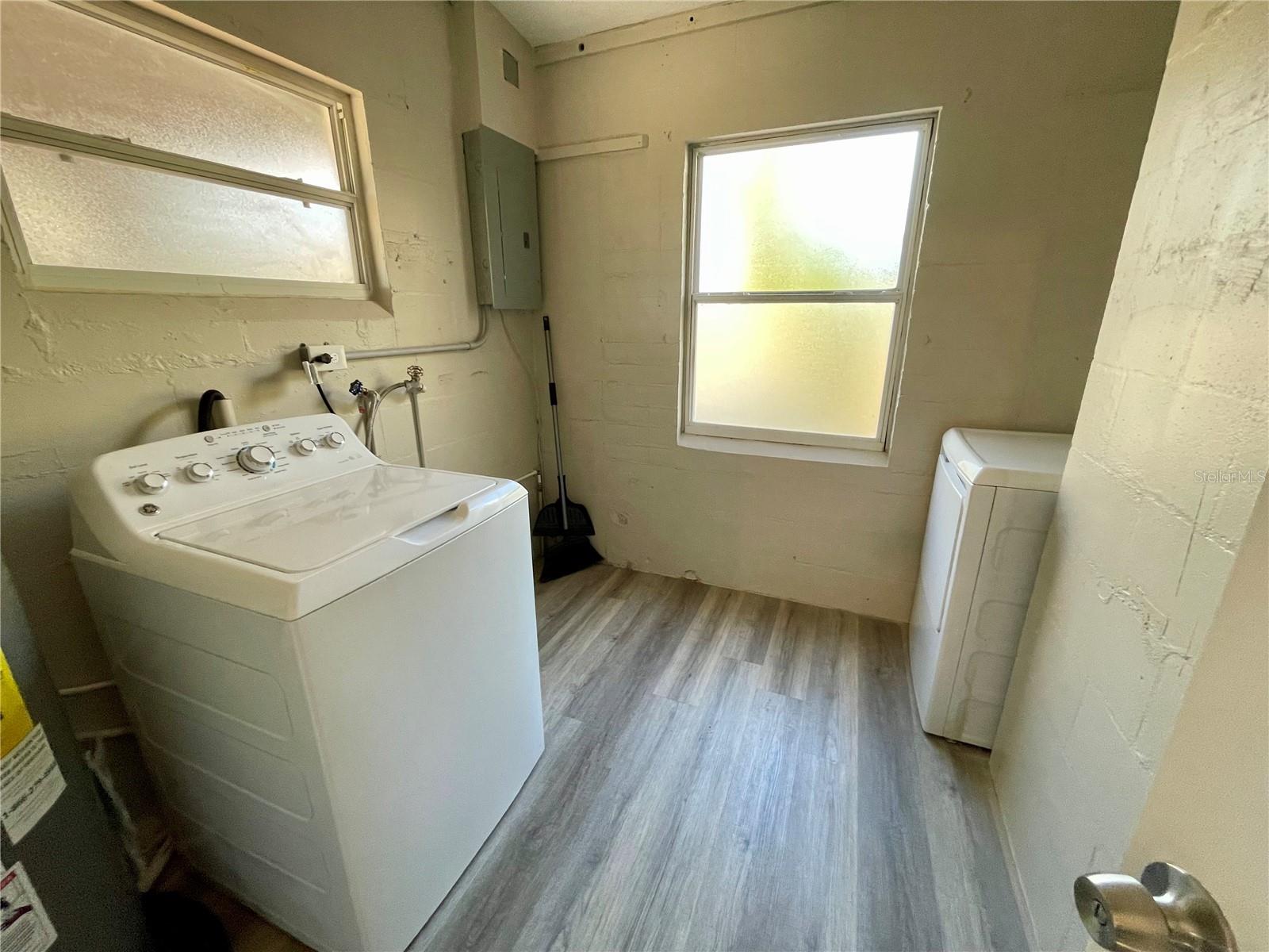 Image 19 of 37 For 301 Avenue E