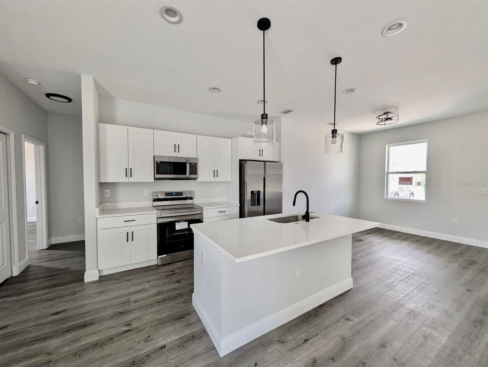 Image 3 of 8 For 21295 Wynyard Avenue