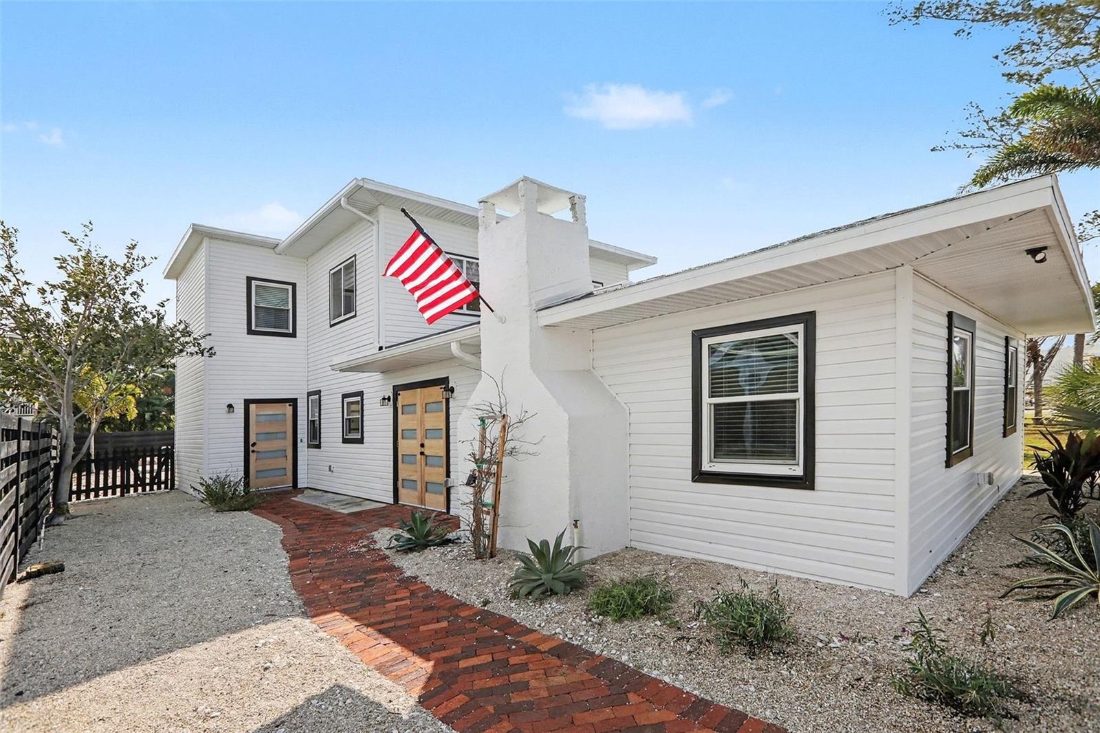 Image 3 of 35 For 580 Russell Street