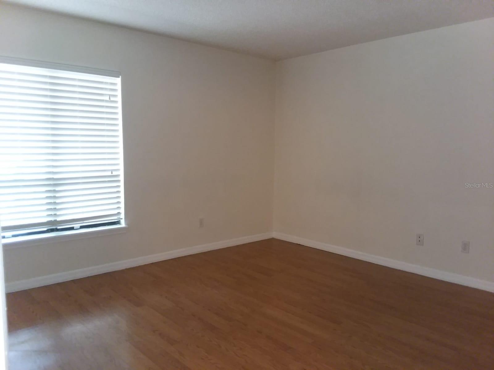 Image 9 of 10 For 422 Netherwood Crescent