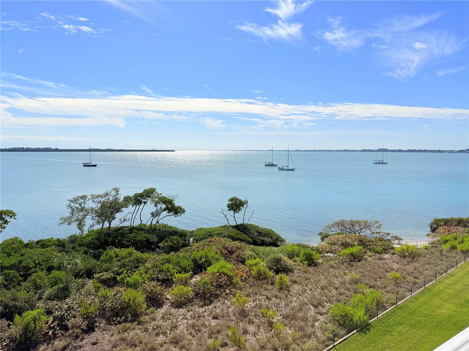 Image 2 of 36 For 29 Harbour Isle Ph01