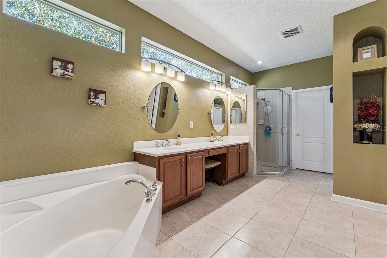 Image 30 of 61 For 405 Almeria Court