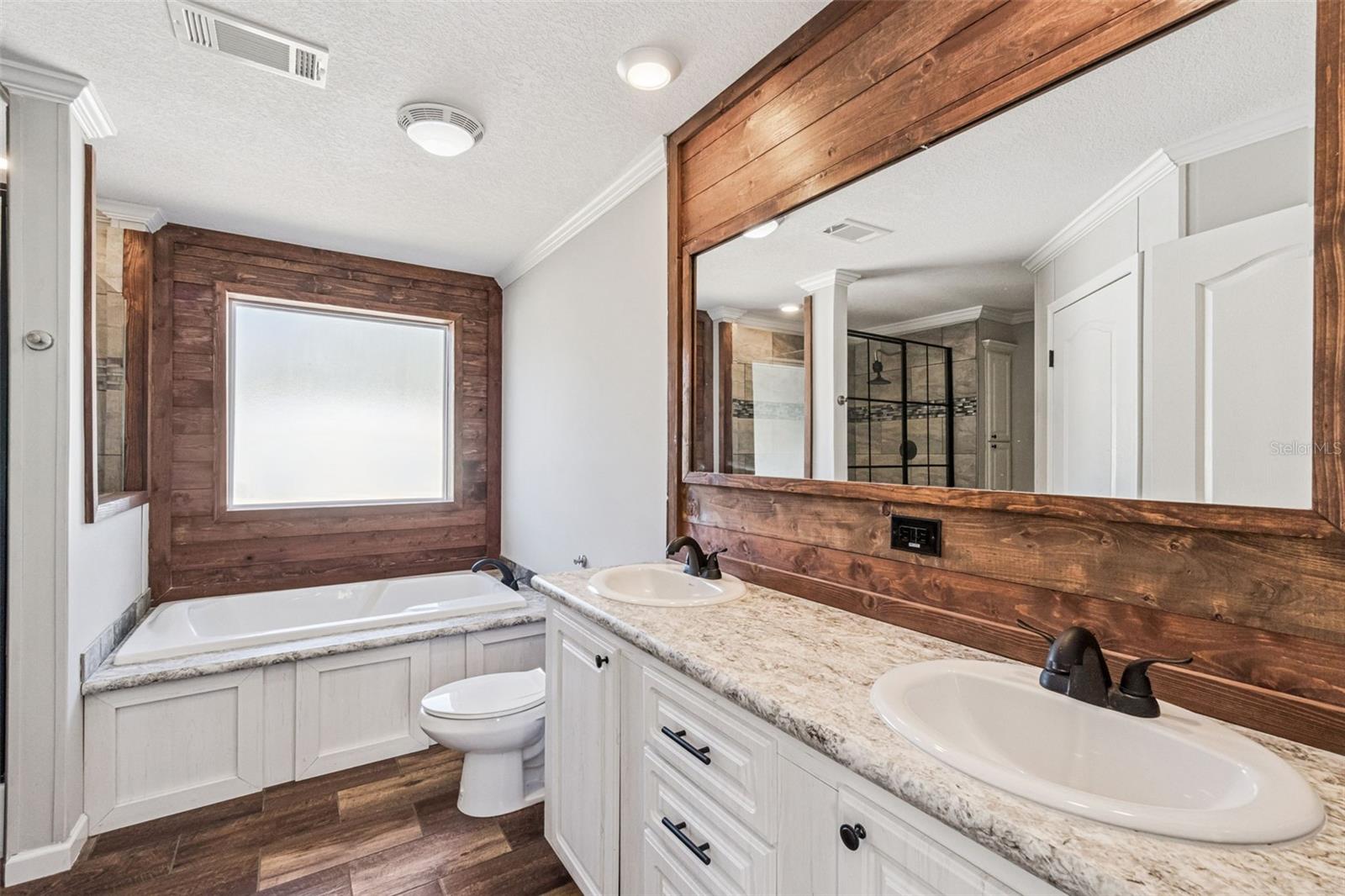 Image 22 of 28 For 180 Sandpine Court