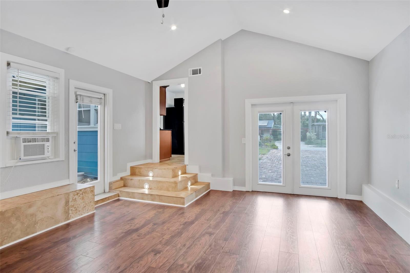 Image 21 of 27 For 215 Grant Street