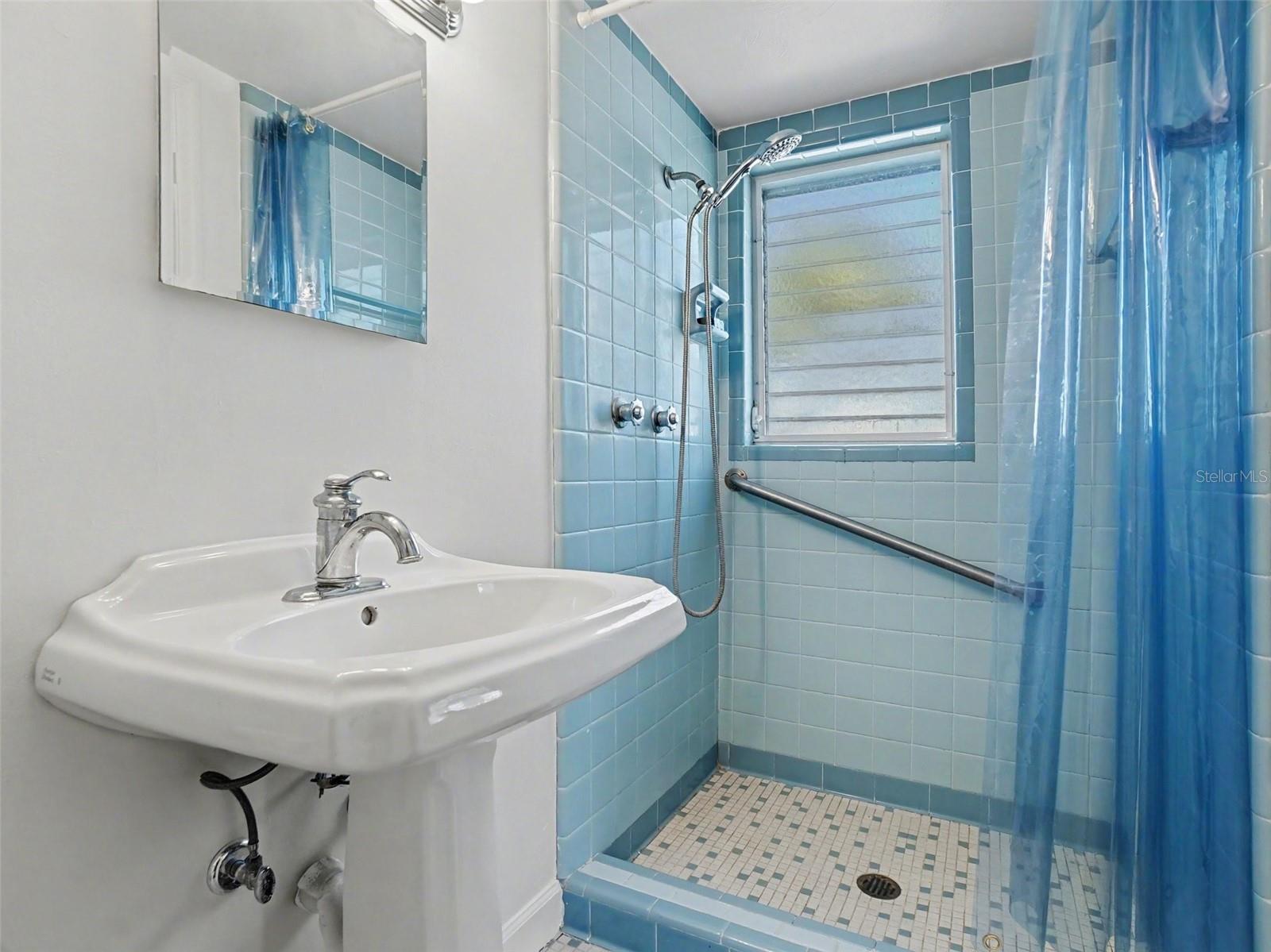 Image 21 of 25 For 1630 Crestview Drive