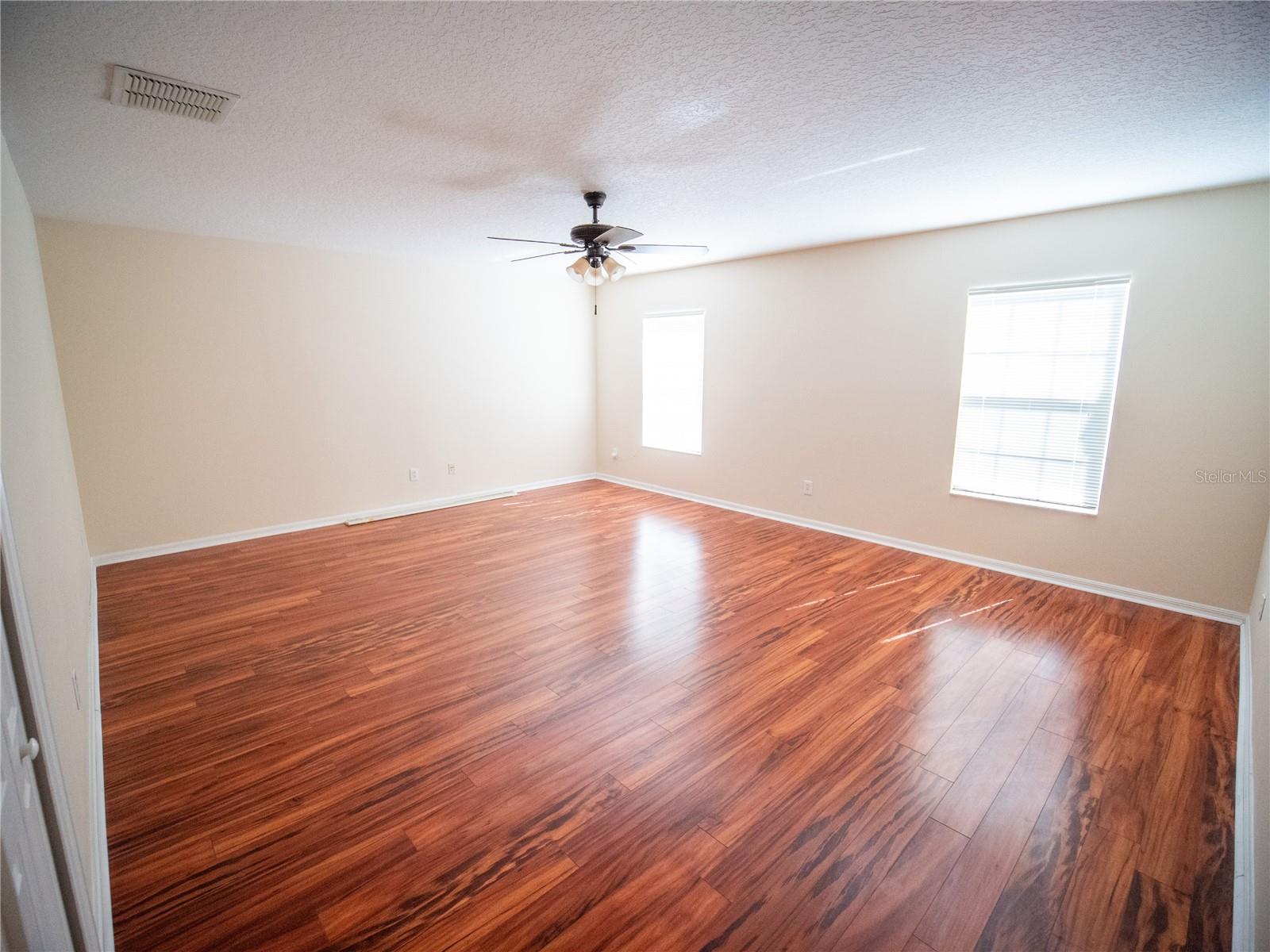 Listing photo id 12 for 9931 Heron Pointe Drive