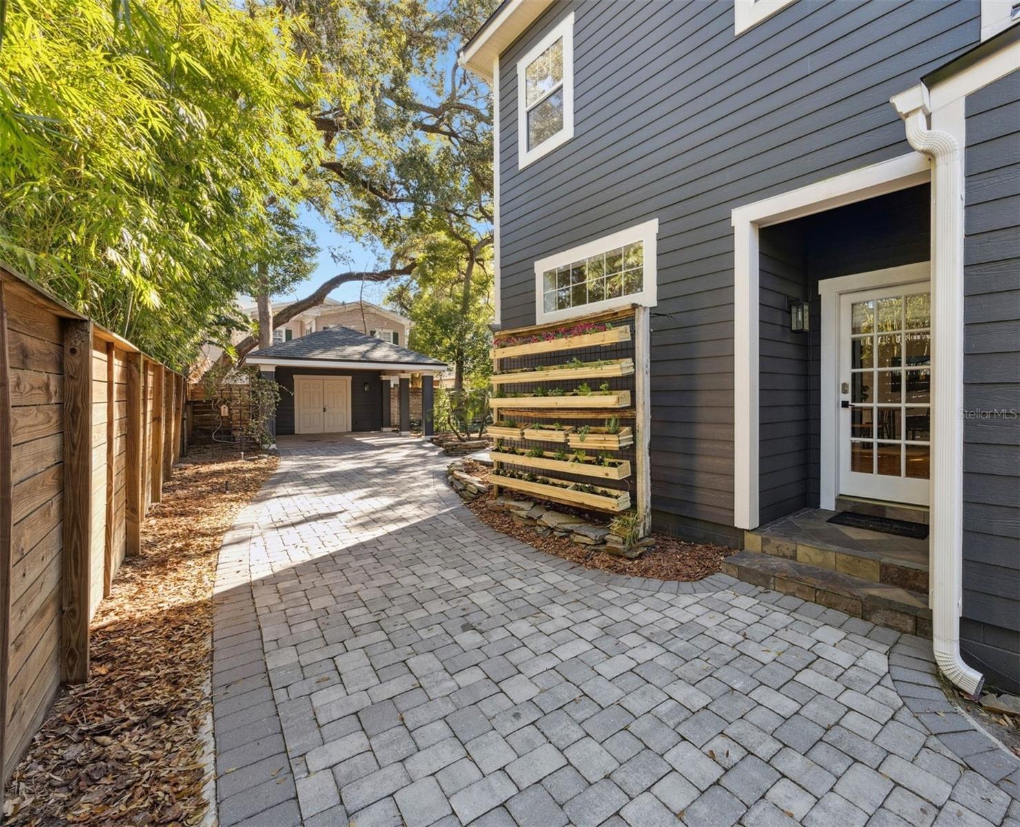 Image 33 of 45 For 913 La Salle Avenue