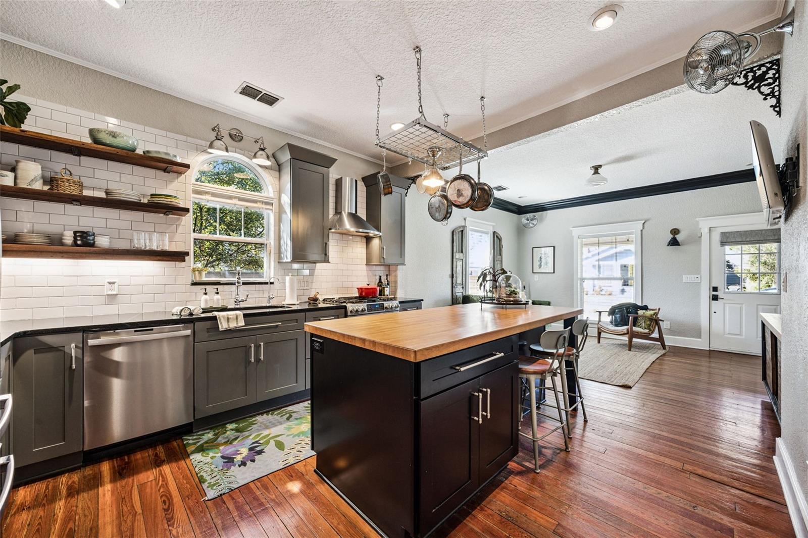 Image 8 of 45 For 913 La Salle Avenue