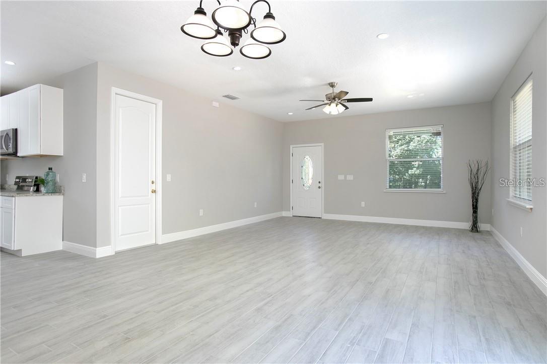 Listing photo id 9 for 1777 Burrows Lane