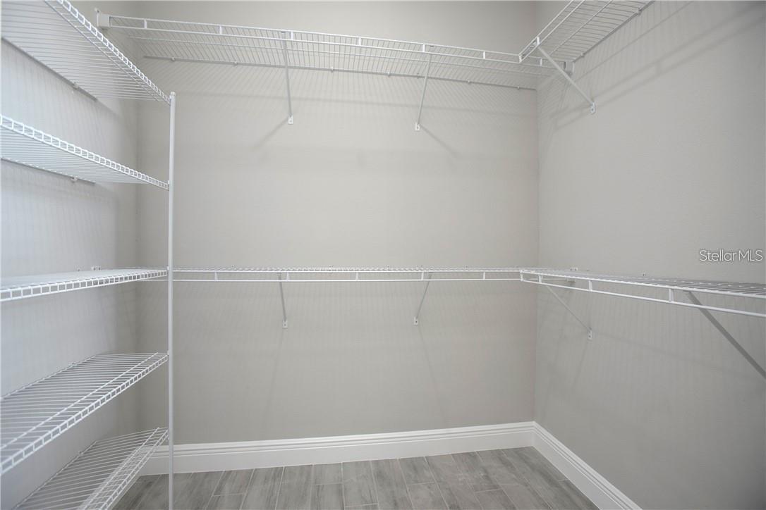 Listing photo id 10 for 1777 Burrows Lane