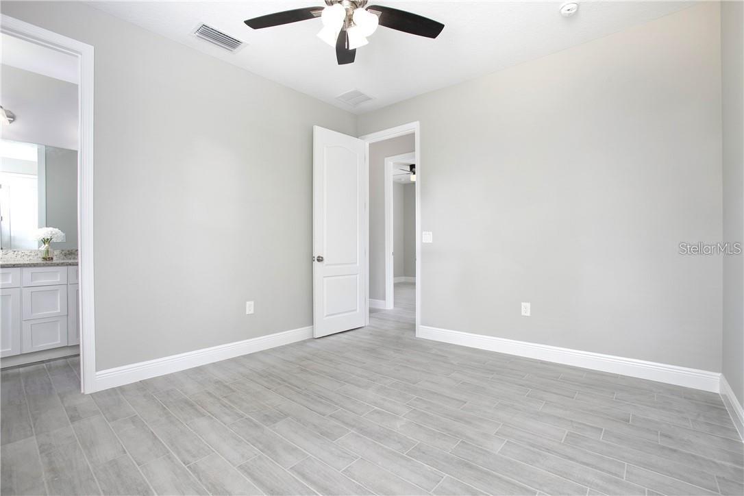 Listing photo id 11 for 1777 Burrows Lane