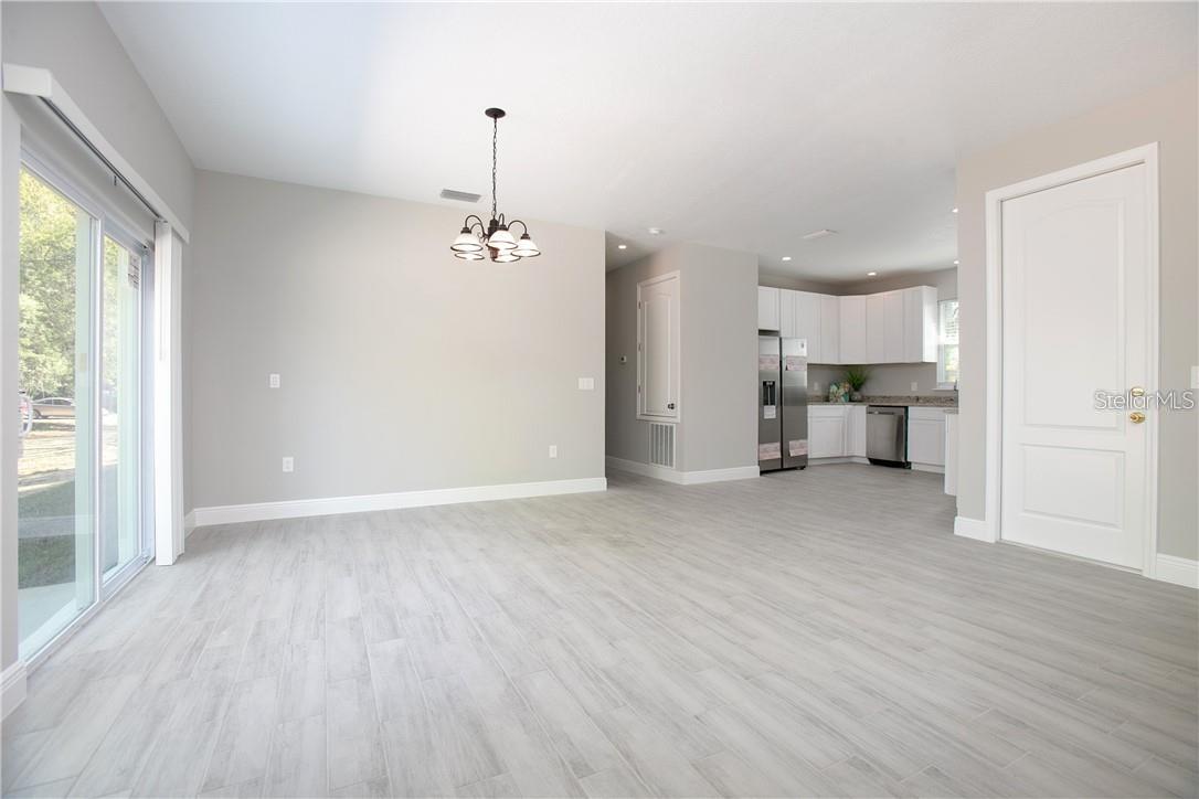 Listing photo id 3 for 1777 Burrows Lane