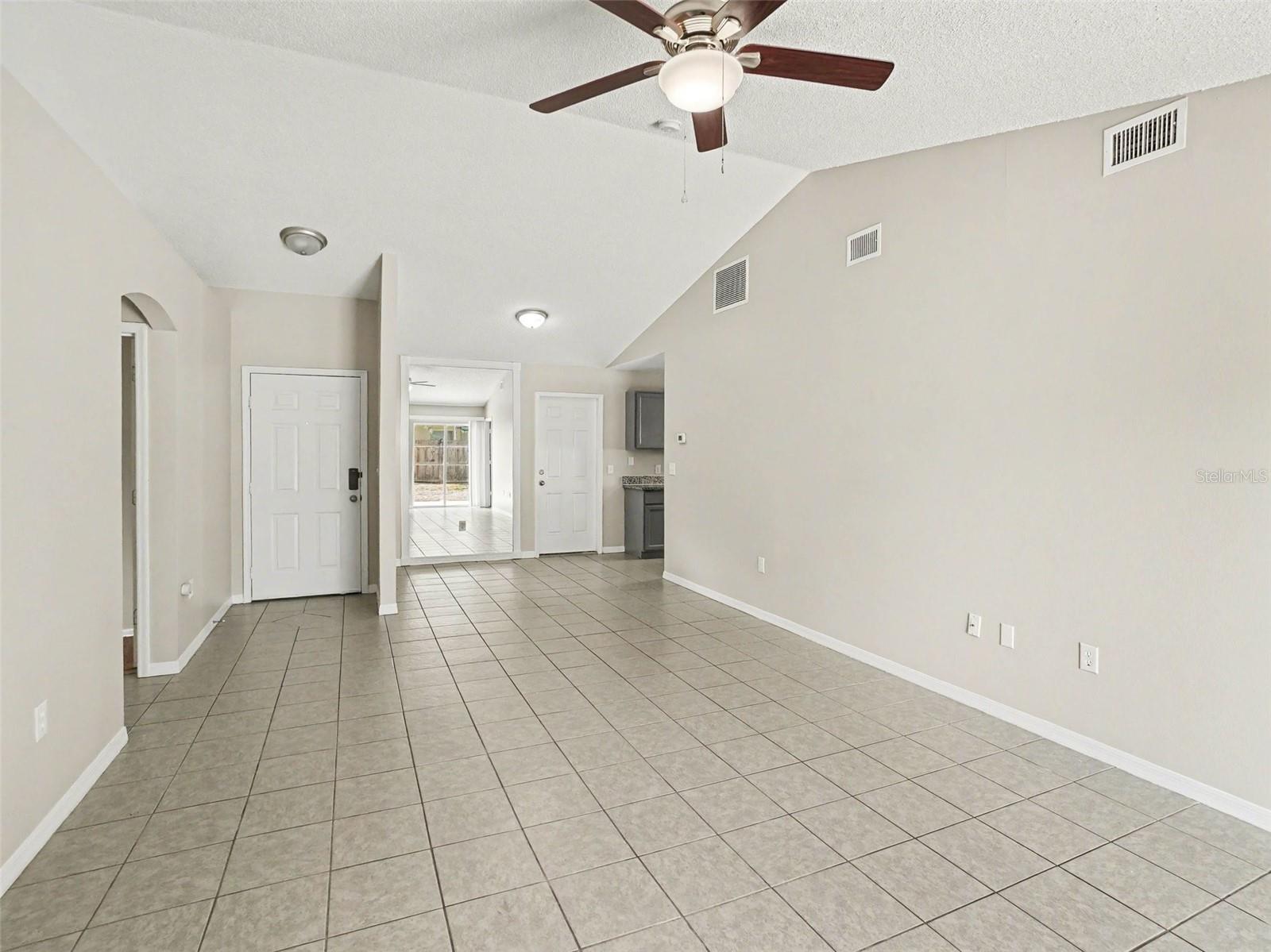 Listing photo id 4 for 2942 Cialella Pass