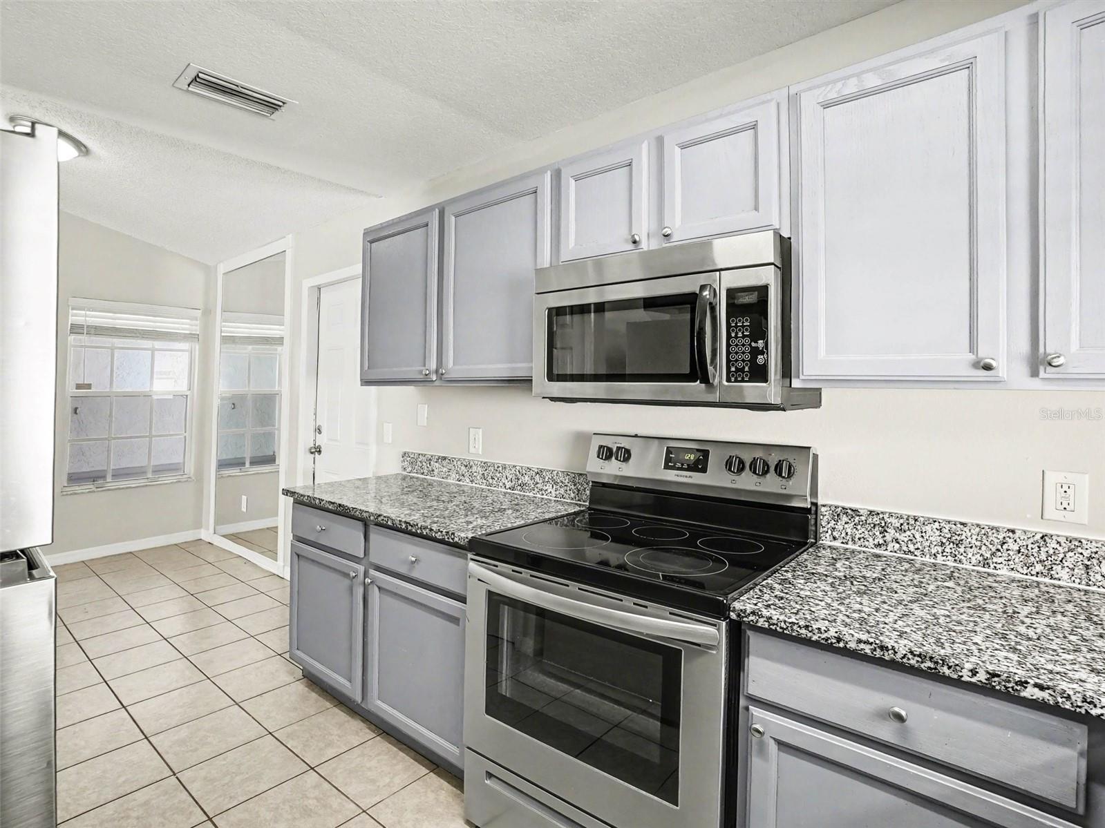 Listing photo id 6 for 2942 Cialella Pass