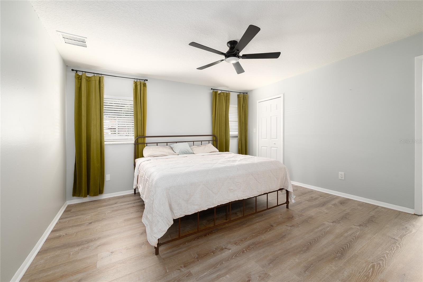 Image 21 of 36 For 30 Cornwall Court