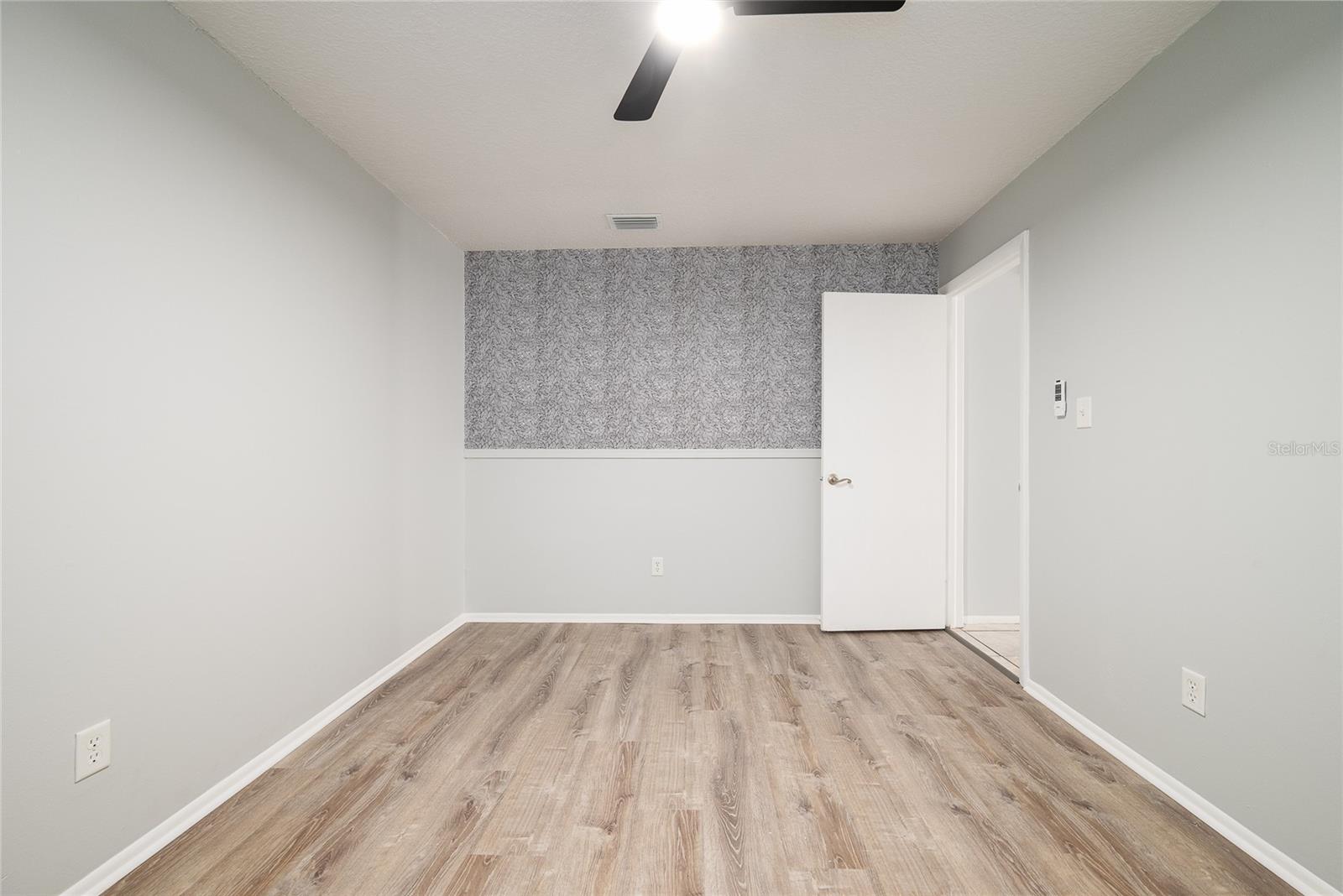 Image 29 of 36 For 30 Cornwall Court