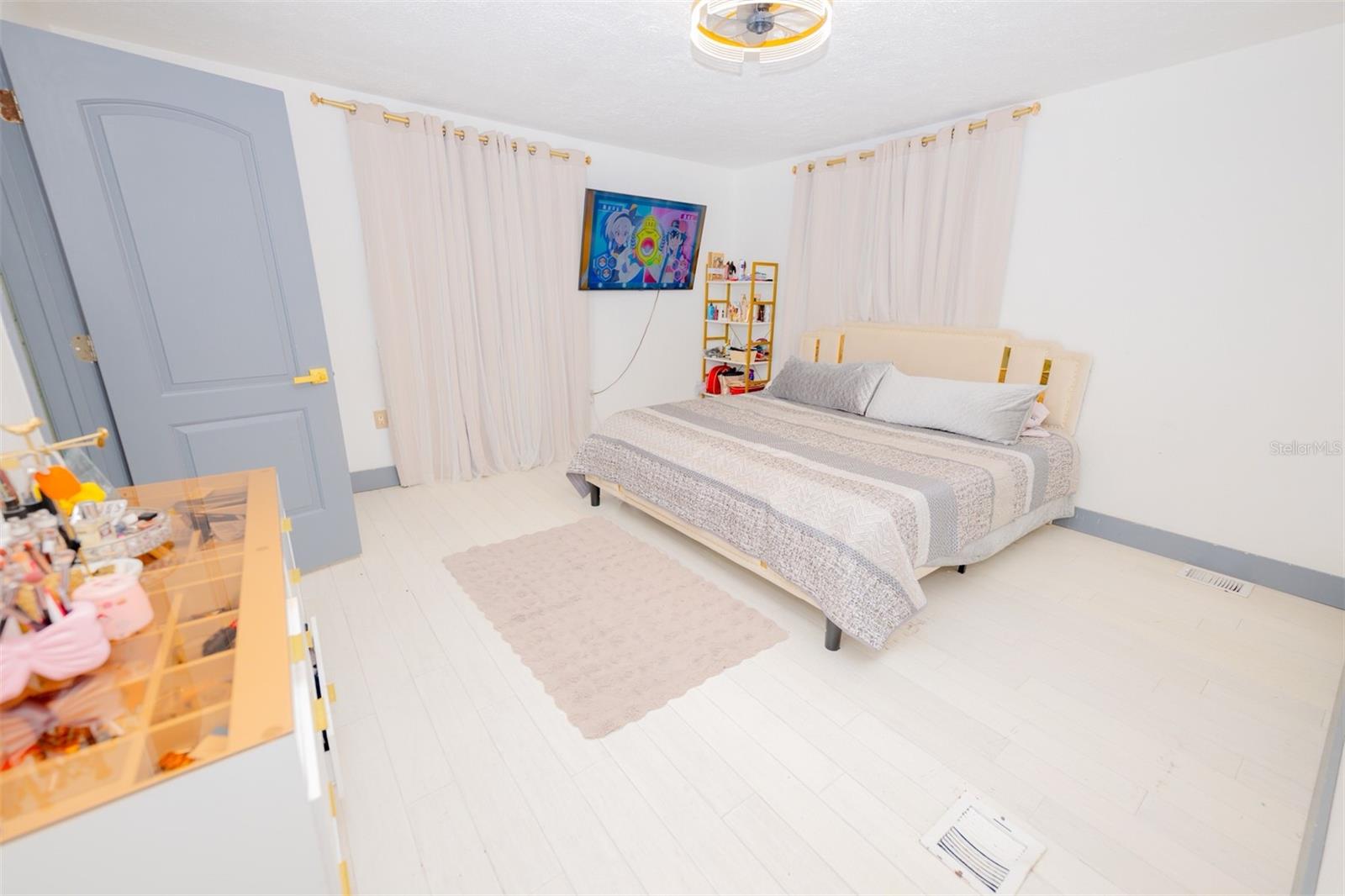 Image 18 of 57 For 2932 Larson Street