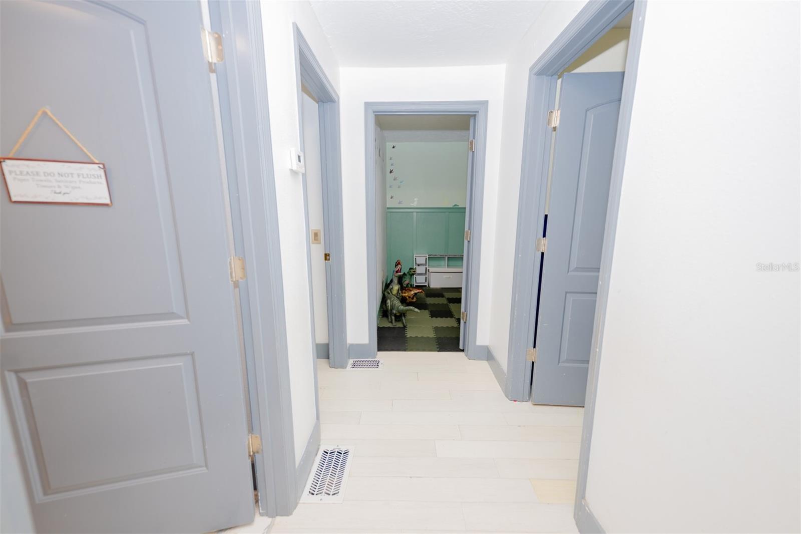 Image 19 of 57 For 2932 Larson Street