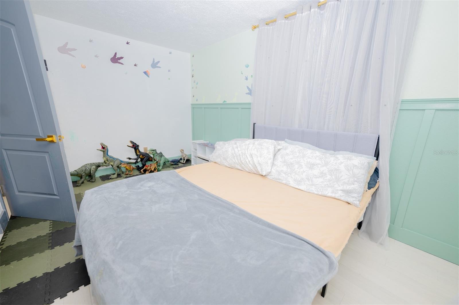 Image 20 of 57 For 2932 Larson Street