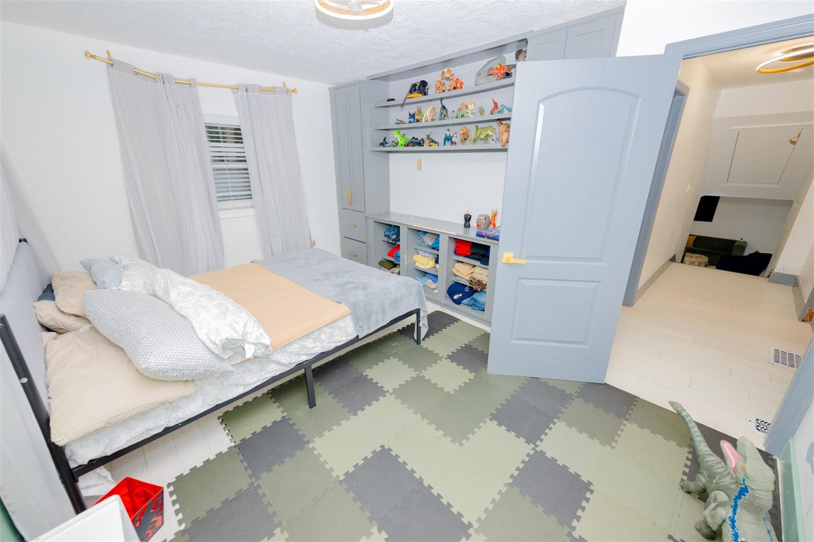 Image 21 of 57 For 2932 Larson Street