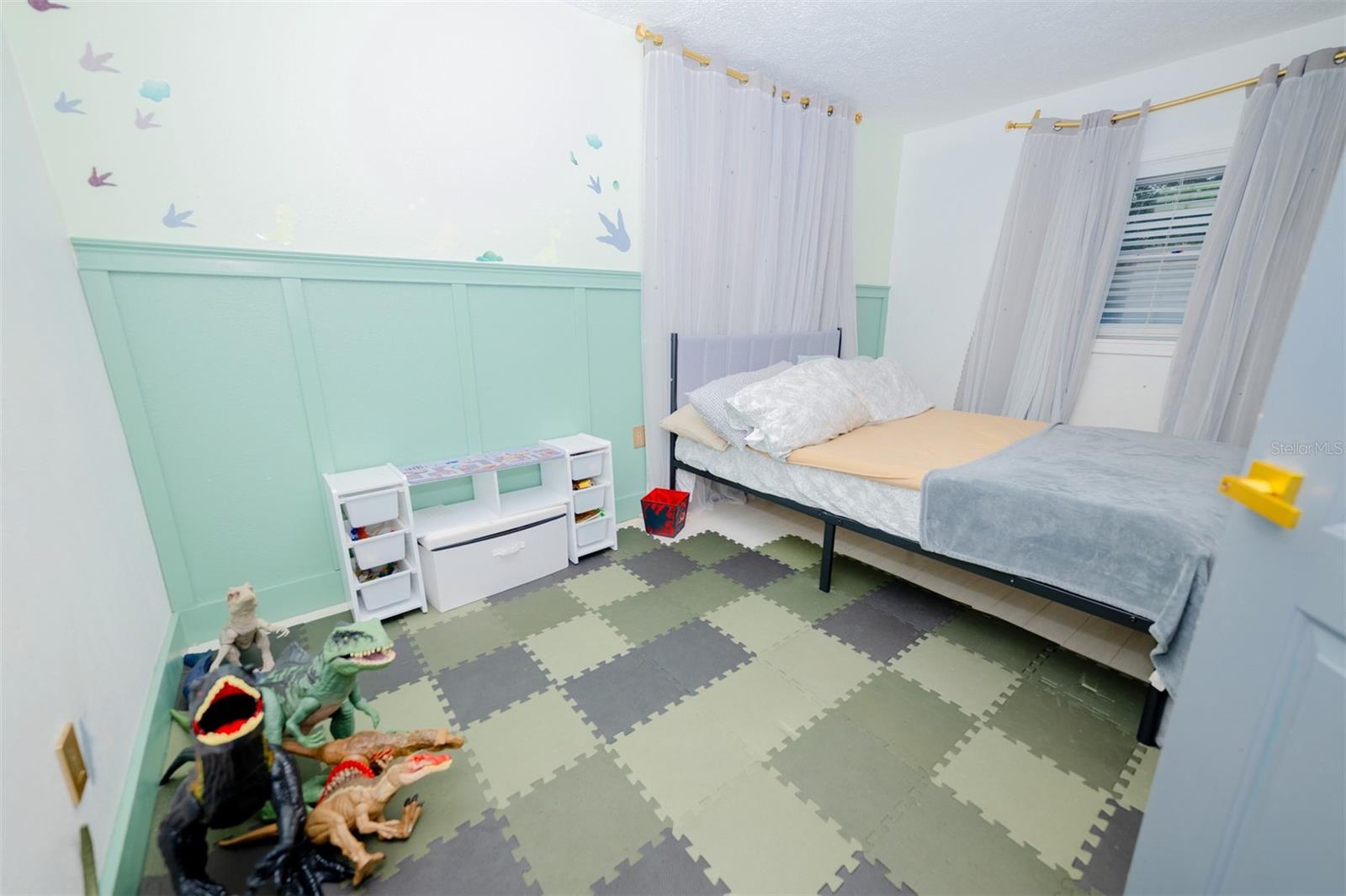 Image 22 of 57 For 2932 Larson Street