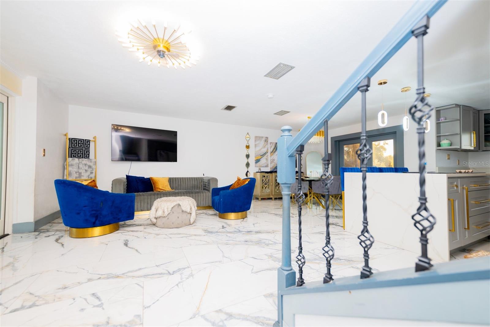 Image 33 of 57 For 2932 Larson Street